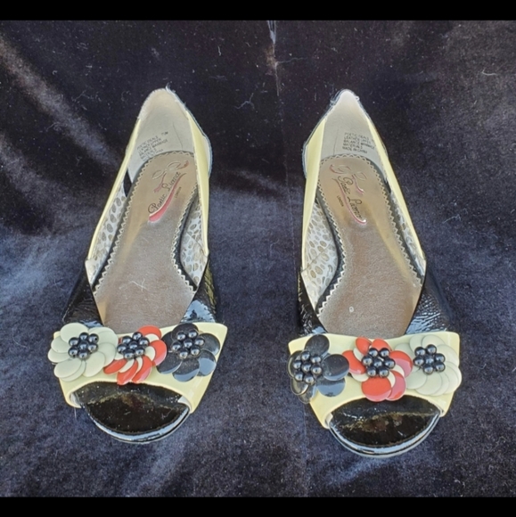 Poetic License London Open Toed Retro Design Leather Flowered Flats. - Picture 6 of 16